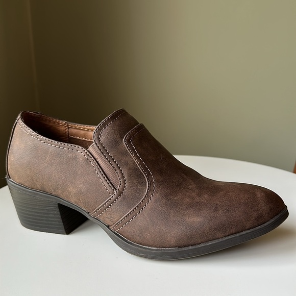 EuroSoft Abeline Ankle Boot Vegan Leather Stitching Details Comfort Slip On - Picture 1 of 17